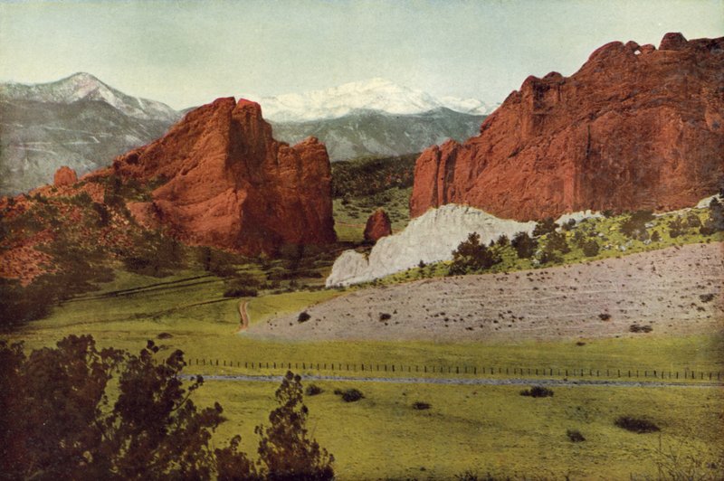 Poort, Garden of the Gods, Colorado, Pikes Peak in de Verte door American Photographer