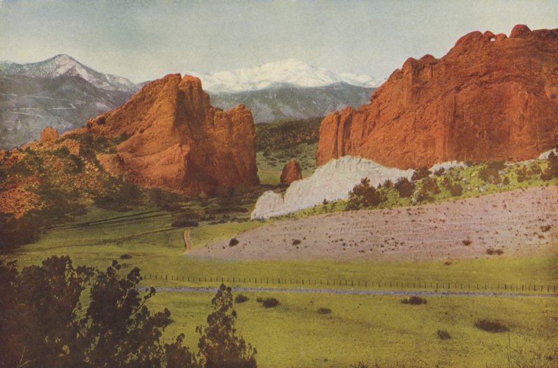 Gateway, Garden of the Gods, Colorado, Pikes Peak in de verte (ingekleurde foto) door American Photographer