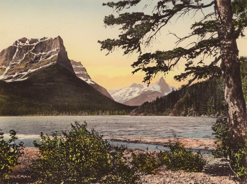 Nationaal park Glacier: Lake St Mary vanaf Baring Creek (ingekleurde foto) door American Photographer