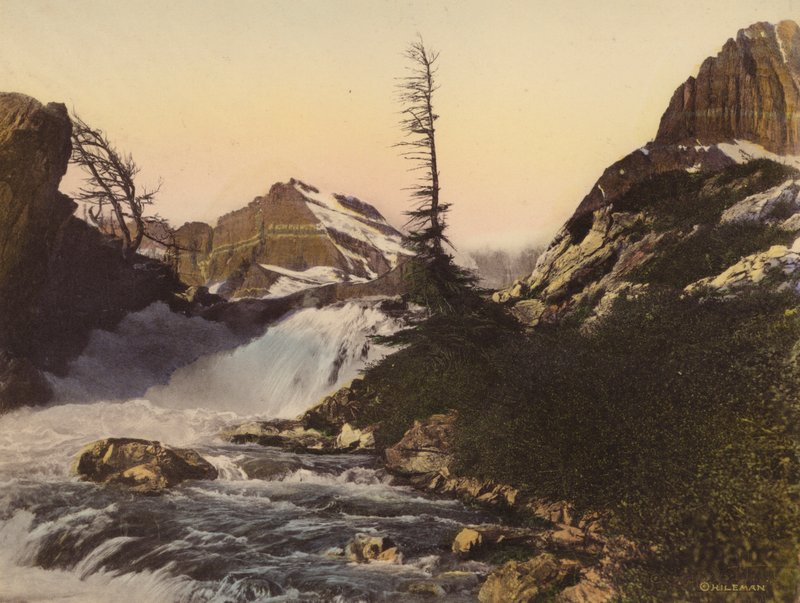 Nationaal park Glacier: McDermott Falls en Gould Mountain (gekleurde foto) door American Photographer