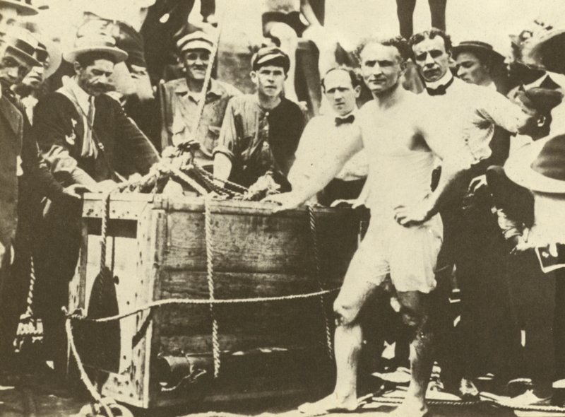 Harry Houdini wordt neergelaten in de met ijs bedekte Detroit rivier in 1907 (z/w foto) door American Photographer