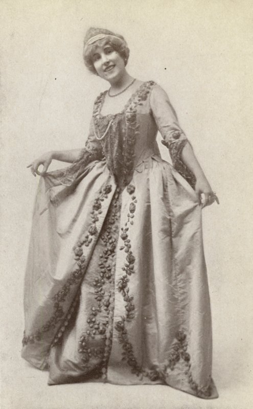 Lucrezia Bori, als "Manon Lescaut" (z/w foto) door American Photographer