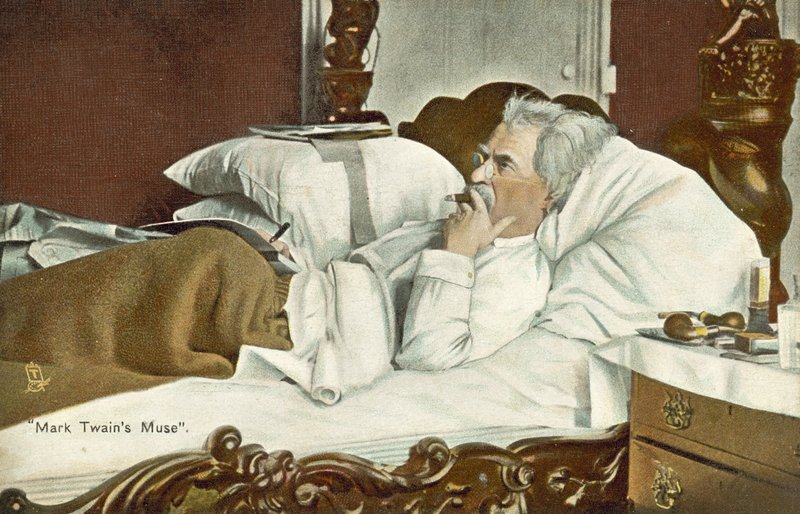Mark Twain, liggend in bed, sigaar rokend (kleurenfoto) door American Photographer