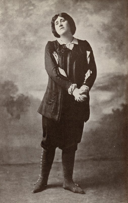 Melanie Kurt, als "Fidelio" (z/w foto) door American Photographer