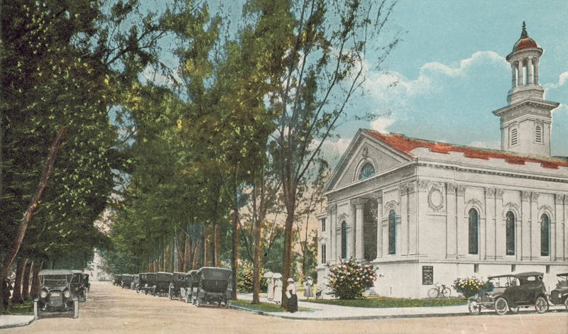Miami, Florida, ca 1925: Straatbeeld, met Presbyteriaanse kerk (kleurenfoto) door American Photographer