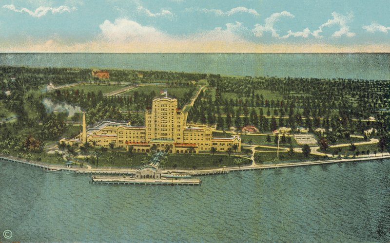 Miami, Florida, ca 1925: Het prachtige Flamingo Hotel en omgeving (kleurenfoto) door American Photographer