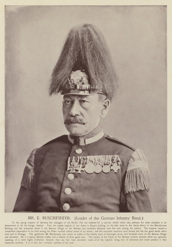 Mr E Ruscheweyh, leider van de Duitse infanterieband door American Photographer