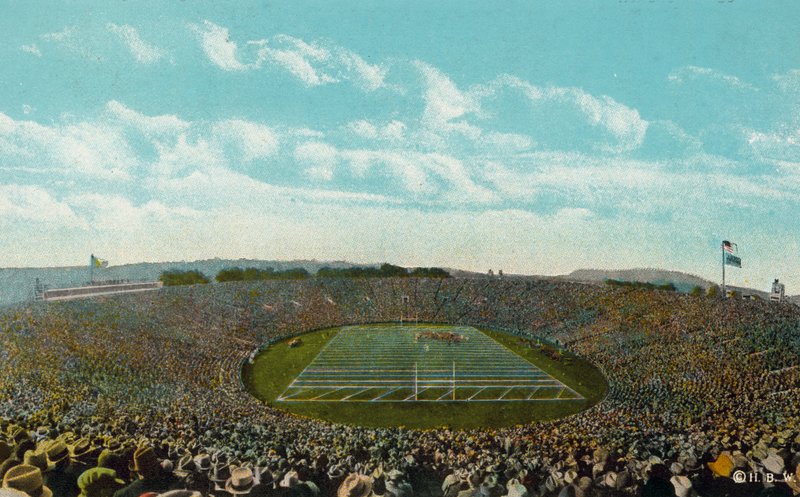 New Haven, Conn: "The Bowl", het grote footballstadion van Yale, met 80.000 zitplaatsen (kleurenfoto) door American Photographer