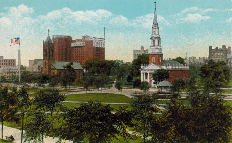 New Haven, Conn: Trinity Church, Taft Hotel en Center Church vanaf de overkant van de Green (kleurenfoto) door American Photographer