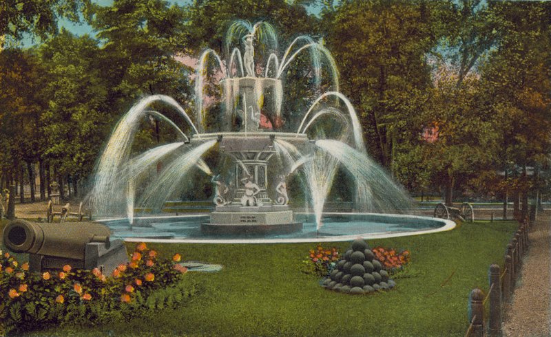 Poughkeepsie: Memorial Fountain (kleurenfoto) door American Photographer