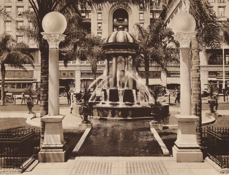 San Diego: Elektrische fontein in Plaza Park, tegenover het US Grant Hotel, geschonken aan de stad door Louis J Wilde (z/w foto) door American Photographer