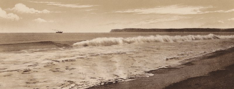 San Diego: Surf bij Coronado Beach, Point Loma in de verte, San Diego (z/w foto) door American Photographer