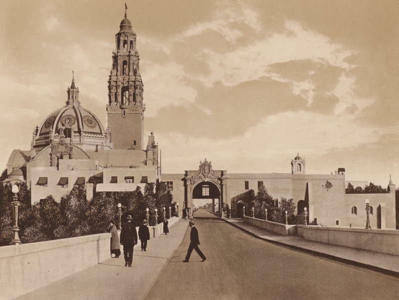 San Diego: West Gate to Panama-California Exposition met toren en koepel van California Building (z/w foto) door American Photographer
