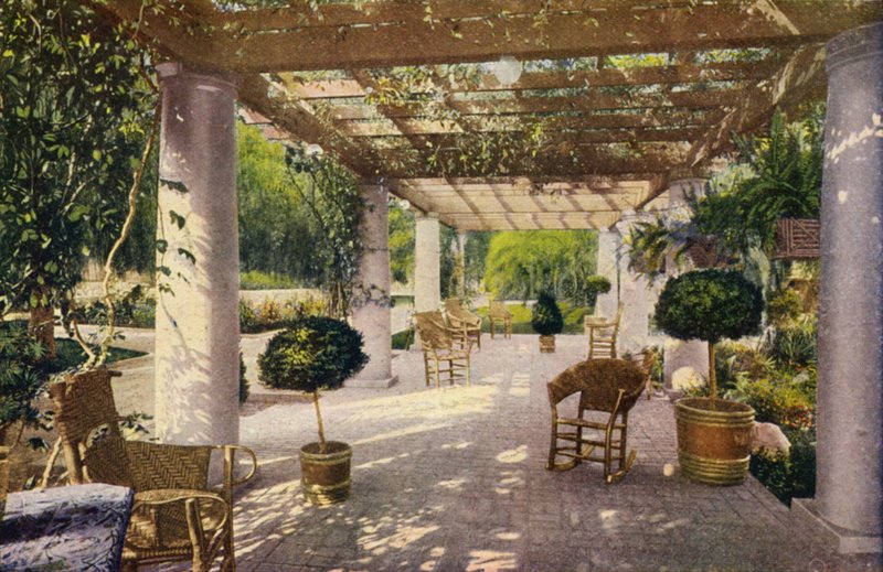 De pergola, een kenmerk van het huis in Californië (kleurenfoto) door American Photographer