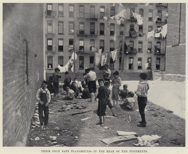 Hun enige veilige speelplaats, achter de huurkazernes door American Photographer