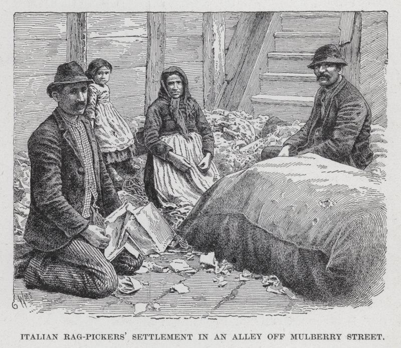 Italiaanse voddenrapers nederzetting in een steegje bij Mulberry Street (litho) door American School