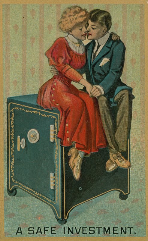 Man en vrouw omhelzen elkaar op een kluis, een veilige investering door American School