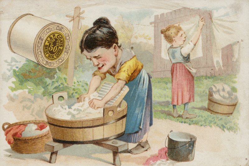 Vrouwen wassen kleren in de tuin door American School
