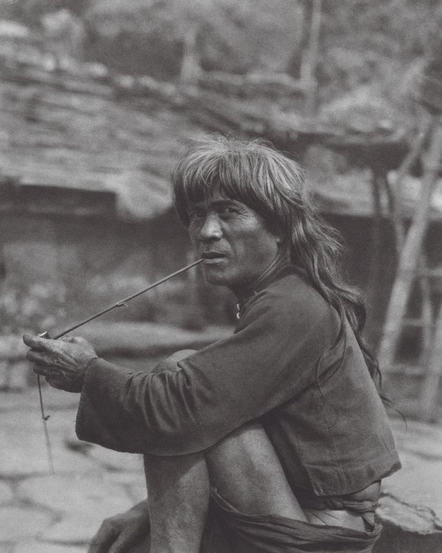 Japan: Hoofd van de Paiwan-stam in Raisha (zw/w foto) door Axel von Graefe