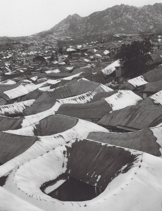 Kai-syong, Uitzicht op een klein Koreaans stadje in de winter door Axel von Graefe
