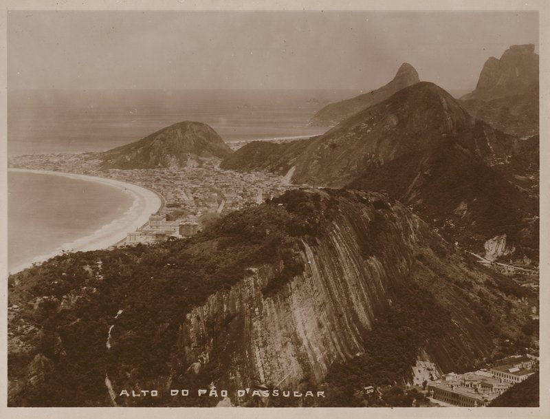 Uitzicht vanaf de top van de Suikerbroodberg, Rio de Janeiro (zwart-wit foto) door Brazilian Photographer