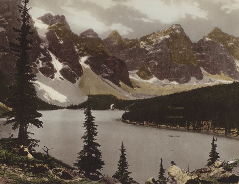 Moraine Lake en Valley of Ten Peaks door Byron Hill Harmon