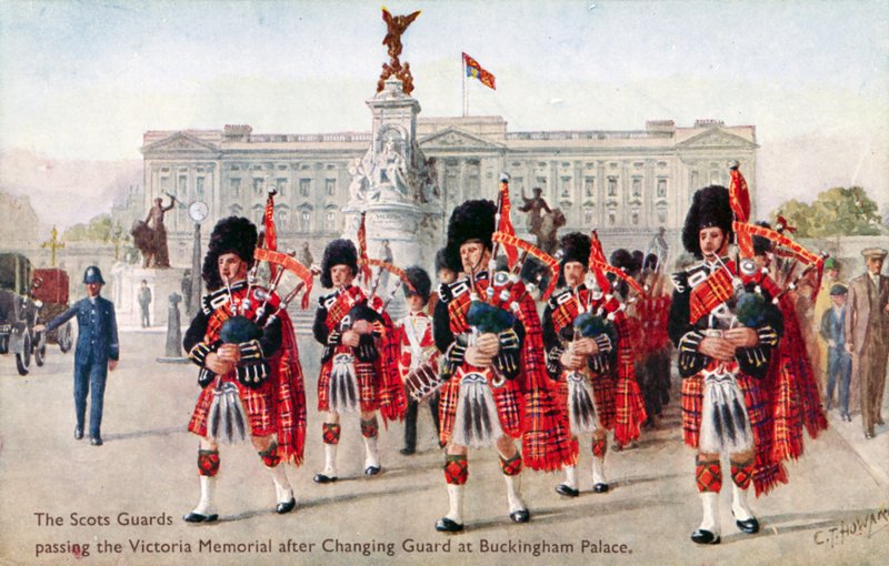 De Scots Guards, Victoria Memorial, Buckingham Palace (kleur litho) door C. T. (after) Howard