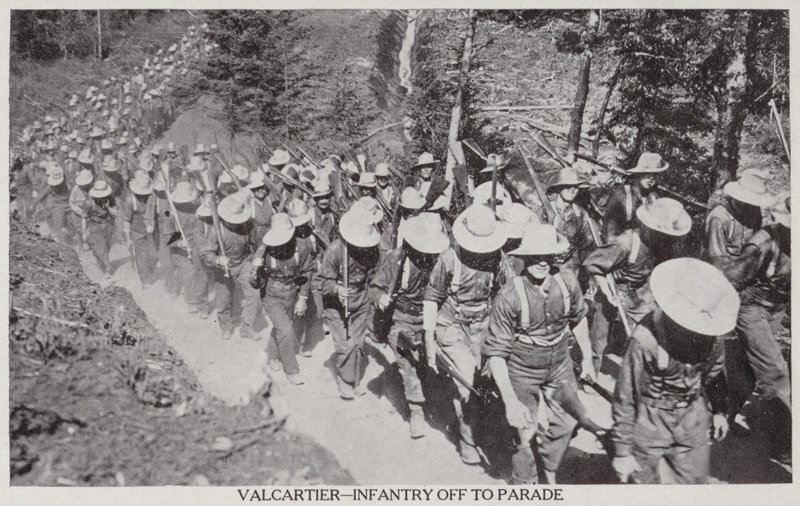 Val Cartier-Infanterie op weg naar parade 1915 (z/w foto) door Canadian Photographer