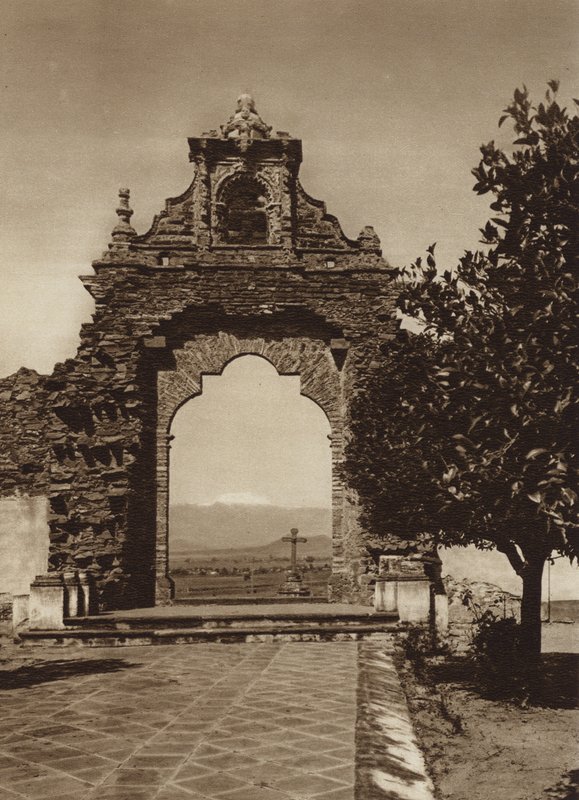 Mexico: Ingang naar het Atrium van de Kerk van Acatepec door Cecile Seler Sachs