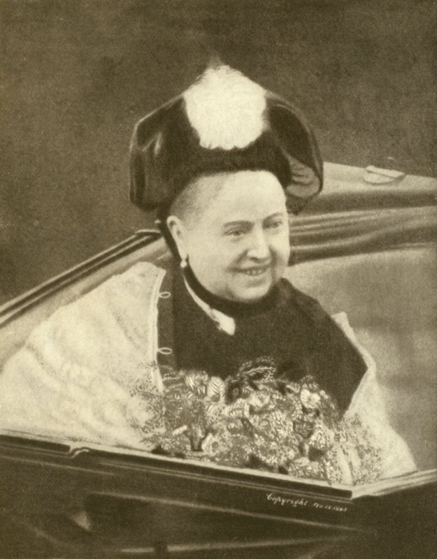 Koningin Victoria glimlachend, net een boeket bloemen geaccepteerd, Isle of Wight, ca. 1887 (zw/w foto) door Charles Knight