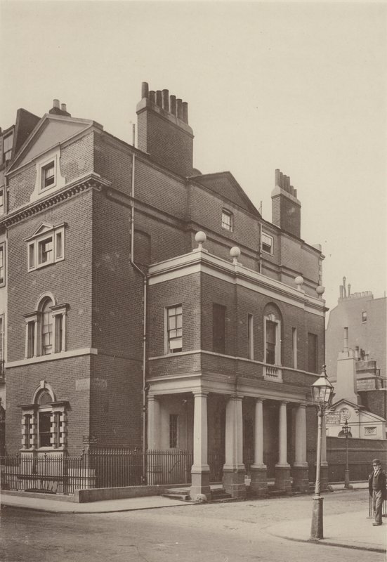Hoekhuis, South Audley Street, West door Charles Latham