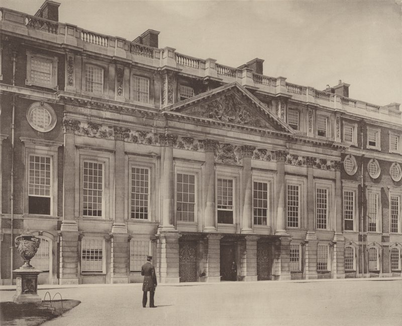 Hampton Court Palace, de Oostzijde door Charles Latham