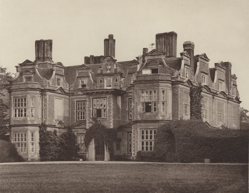 Swateley Hall, Uxbridge, de Ingangsgevel door Charles Latham