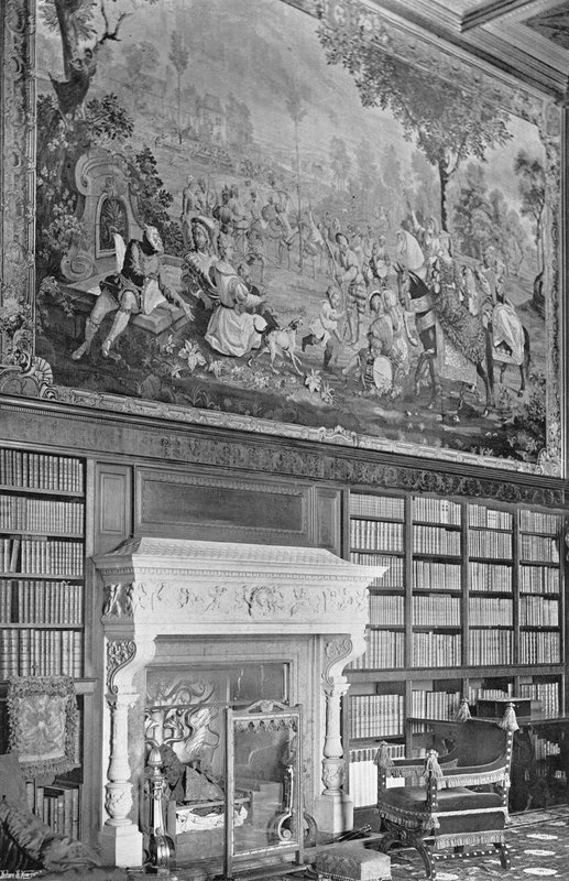 Wandtapijt in de Bibliotheek door Charles Latham