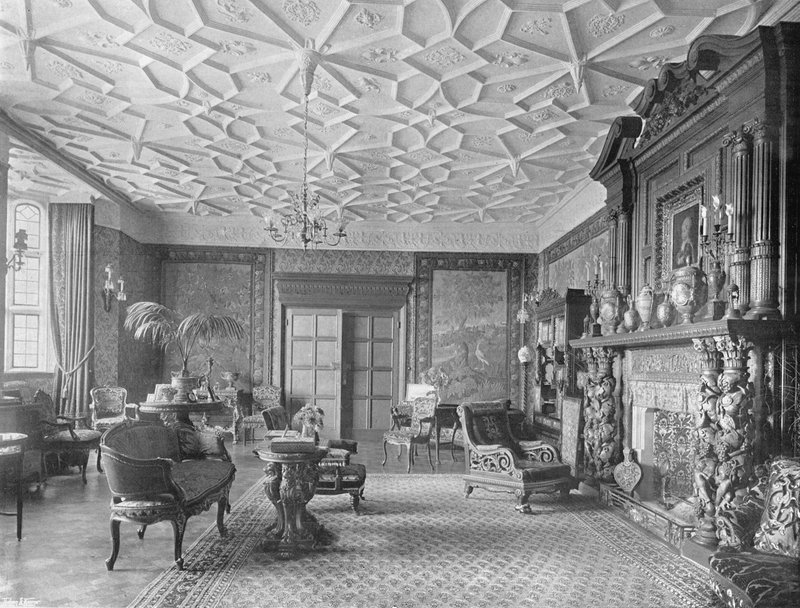 De Salon door Charles Latham