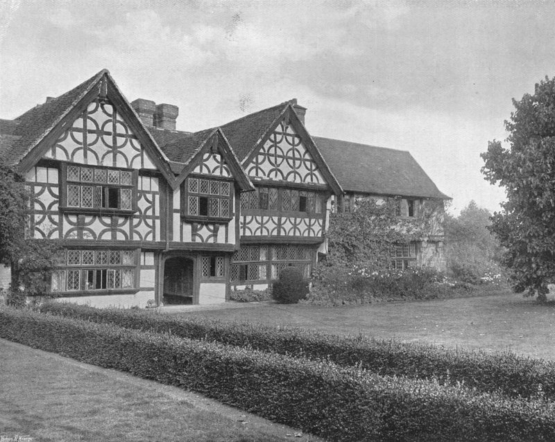 Het oude landhuis en moerbeiboom door Charles Latham
