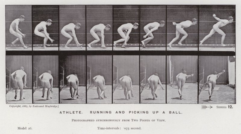 Het menselijk lichaam in beweging: Atleet, rent en pakt een bal op (zwart-wit foto) door Eadweard Muybridge