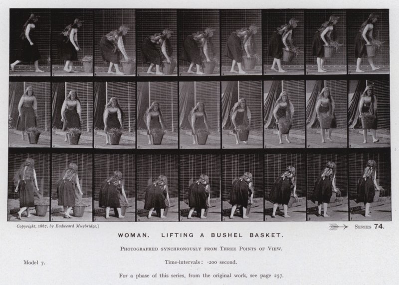 De menselijke figuur in beweging: Vrouw, een korf tillen door Eadweard Muybridge