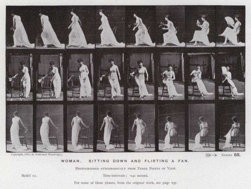 Het menselijk lichaam in beweging: Vrouw, gaat zitten en wuift met een waaier (zwart-wit foto) door Eadweard Muybridge