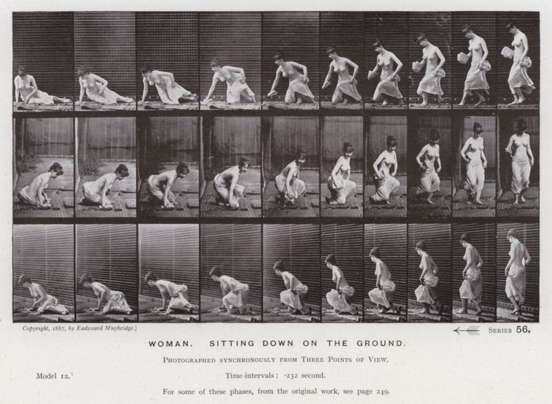 Het menselijk lichaam in beweging: Vrouw, gaat op de grond zitten (zwart-wit foto) door Eadweard Muybridge