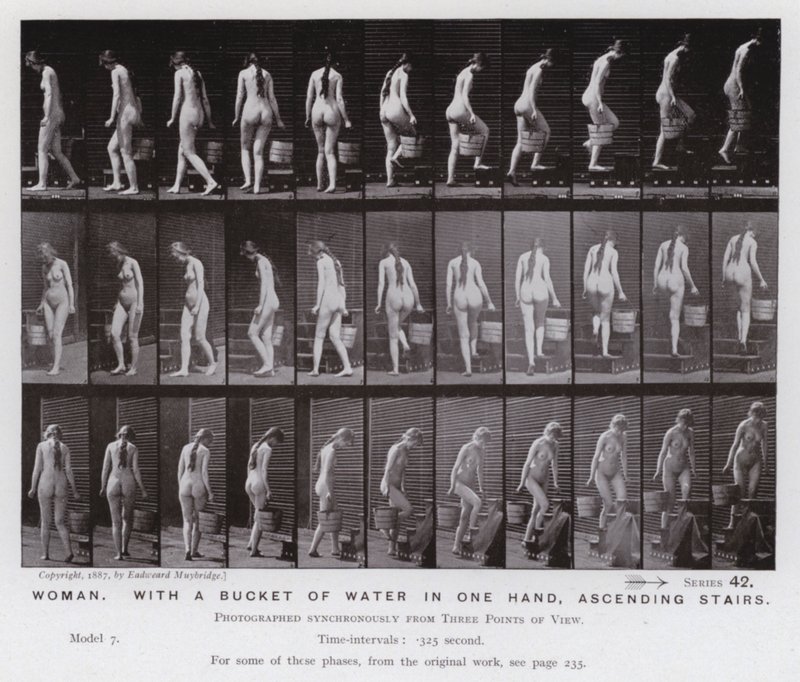 De menselijke figuur in beweging: Vrouw, met een emmer water in één hand, trap oplopend door Eadweard Muybridge