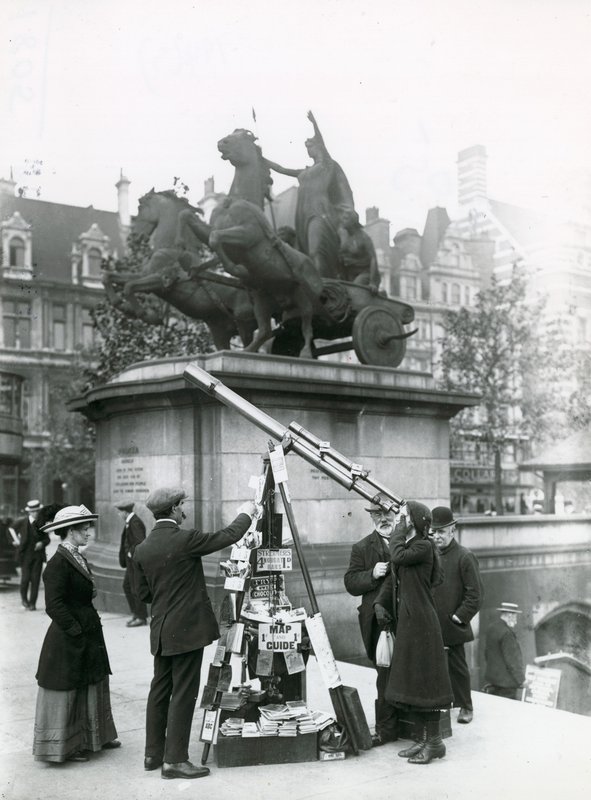 Een telescoop om naar Big Ben te kijken op de Embankment bij het Boadicea-standbeeld door English Photographer