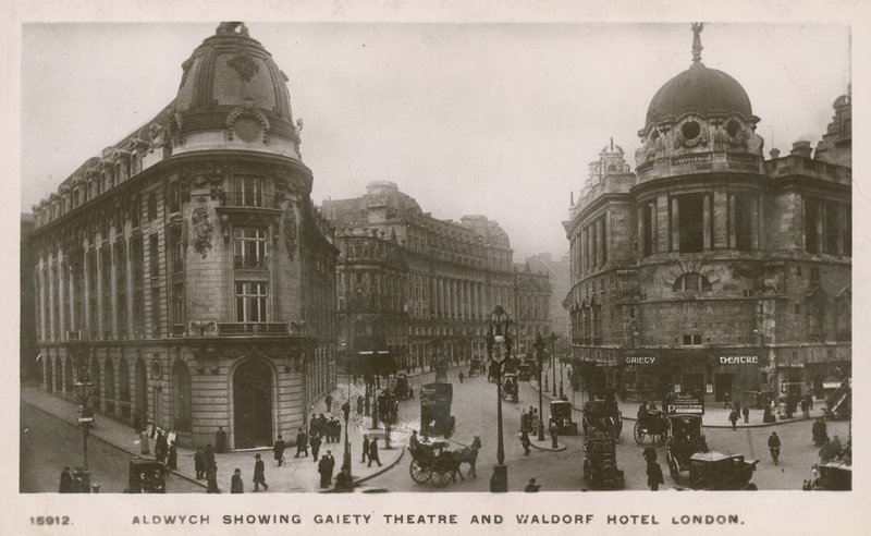 Aldwych met Gaiety theater en Waldorf Hotel door English Photographer