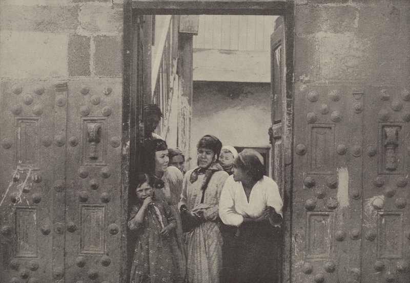 Oude stenen deuren, Tiberias, Een stad aan het Meer van Galilea, in de buurt waarvan onze Verlosser door English Photographer