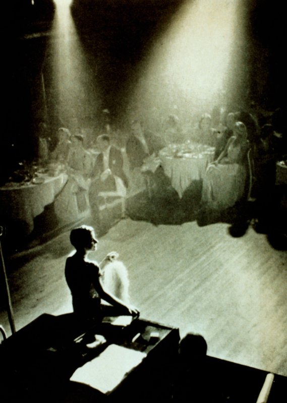 Beatrice Lillie, een revueartiest in de jaren 1920 onder een spotlight in het Cafe de Paris door English Photographer