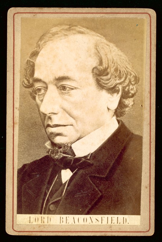 Benjamin Disraeli, Lord Beaconsfield, portret (zw/w foto) door English Photographer