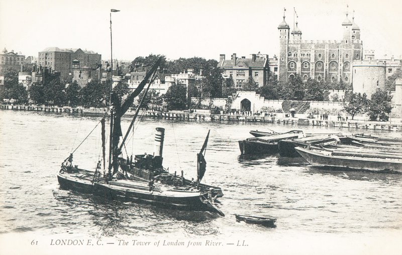 Boten op de rivier de Theems met de Tower of London op de achtergrond door English Photographer