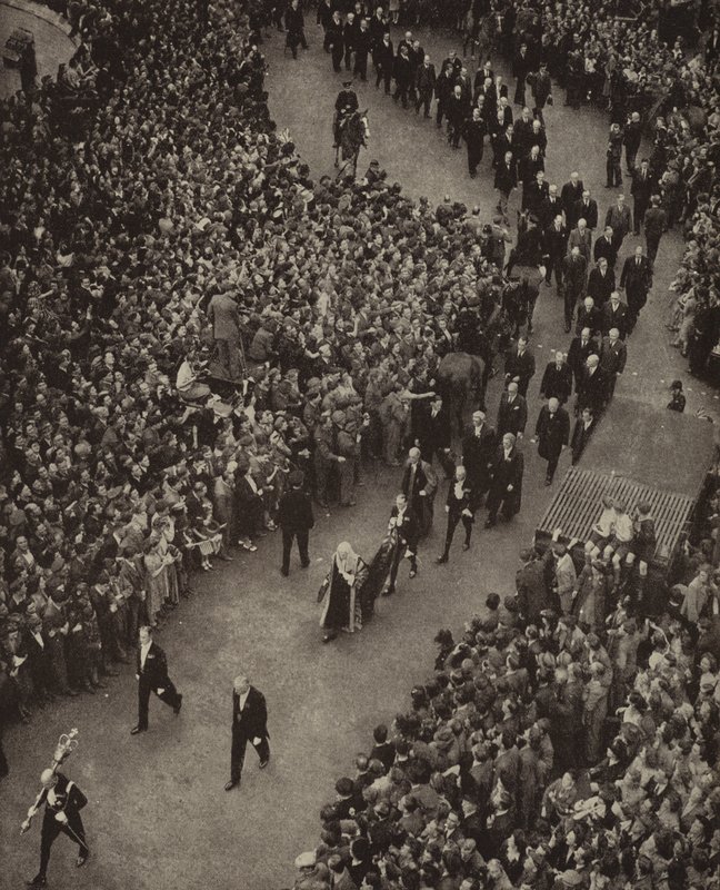 Britse premier Winston Churchill en zijn kabinet lopen naar de kerk van St Margaret, Westminster, voor een dankdienst voor de bevrijding van de dreiging van invasie door nazi-Duitsland, 8 mei 1945 door English Photographer