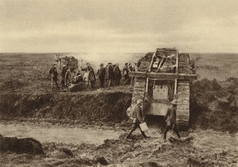 Brits tanksquadron passeert artillerieposities bij Graincourt op weg om Bourlon Wood aan te vallen, Slag bij Cambrai, Frankrijk, Eerste Wereldoorlog, november 1917 (zwart-wit foto) door English Photographer