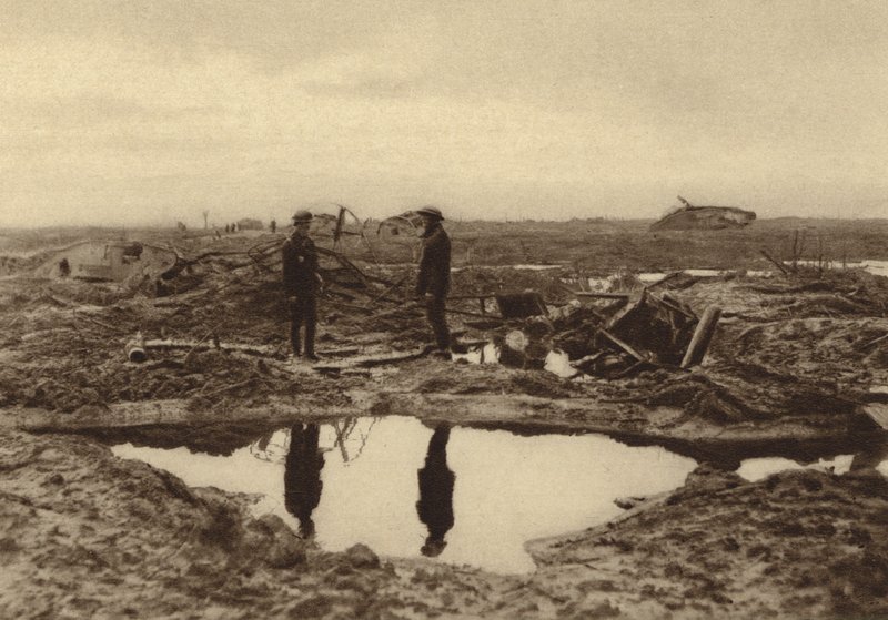 Britse tanks vastgelopen in de modder voordat ze de Duitse linies bij Ieper, België, konden bereiken, Eerste Wereldoorlog door English Photographer
